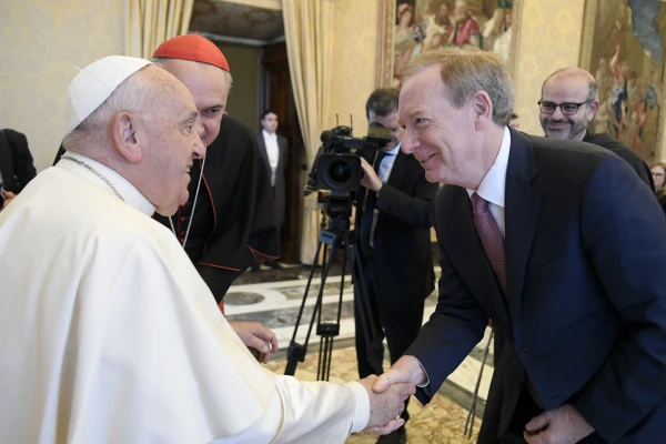 El Papa Francisco saluda a Brad Smith, presidente de Microsoft. Crédito: Vatican Media