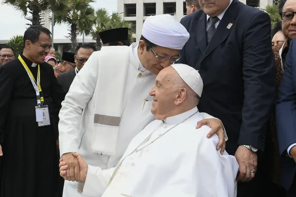 Imagen del encuentro entre el Papa Francisco y el Gran Imán, Nasaruddin Umar. Crédito: Vatican Media