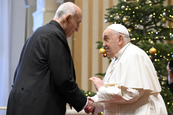 El Papa saluda a Georgios F. Poulides, Decano del Cuerpo Diplomático. Crédito: Vatican Media