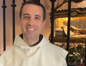 Un fraile y presentador de podcast dice que Santa Teresita le dio confianza para convertirse en sacerdote