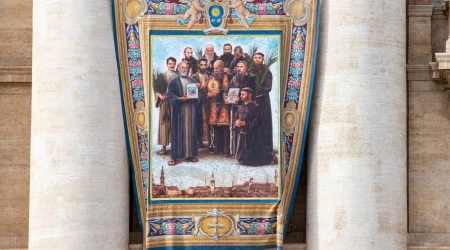 Tapiz con la imagen oficial de los mártires de Damasco en la fachada de la Basílica de San Pedro