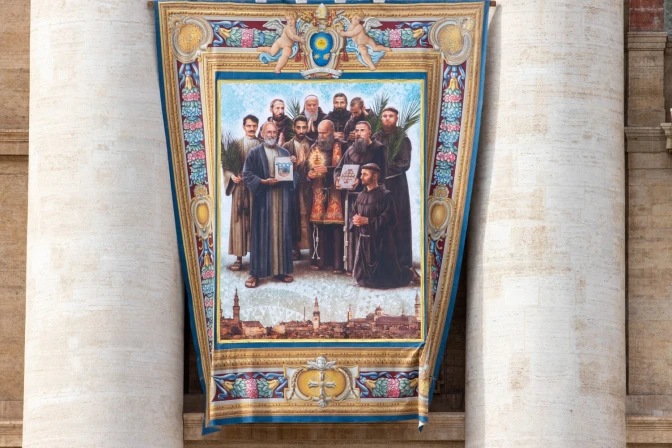 Tapiz con la imagen oficial de los mártires de Damasco en la fachada de la Basílica de San Pedro