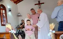 La familia Maganha con el P. Gilson Maia, que bendijo la capilla, el 9 de julio de 2023.