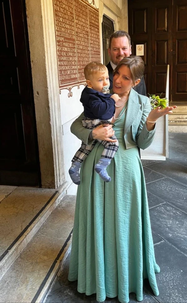 Francesca Carleschi con su esposo, Andrea, y su hijo, Giulio, en una foto tomada el día del bautismo de Giulio y su boda el 11 de octubre de 2024. Crédito: Foto cortesía de Francesca Carleschi