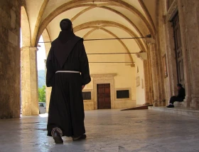 Asesinan a palos a un fraile franciscano y hieren a otros tres en el Monasterio de Gilet en España