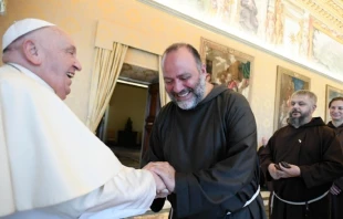 El Papa Francisco recibiendo a los participantes del 86° Capítulo General de la Orden de los Hermanos Menores Capuchinos el 31 de agosto de 2024. Crédito: Vatican Media