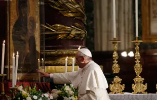 El Papa Francisco frente a la imagen mariana de la Salus Populi Romani (imagen referencial) / Foto: L'Osservatore Romano 
