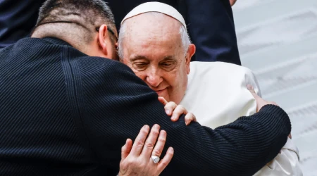 Papa Francisco abrazando a un feligrés en Roma.