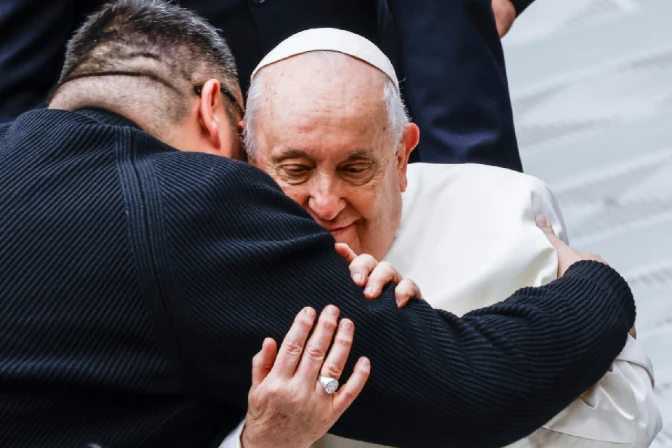 Papa Francisco abrazando a un feligrés en Roma.