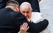 Papa Francisco abrazando a un feligrés en Roma.