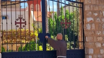 Fray Toufic Bou Mehri cierra el convento franciscano de Tiro en Líbano.