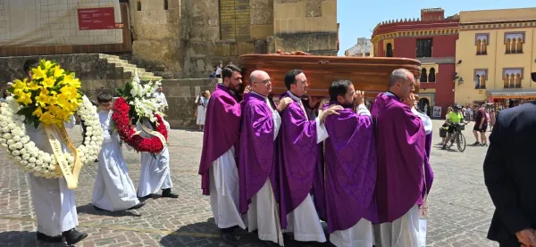 Sacerdotes portan el féretro con los restos mortales del P. Gaspar Bustos. Crédito: Diócesis de Córdoba.