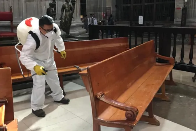 Fumigación en la Catedral de la Ciudad de México