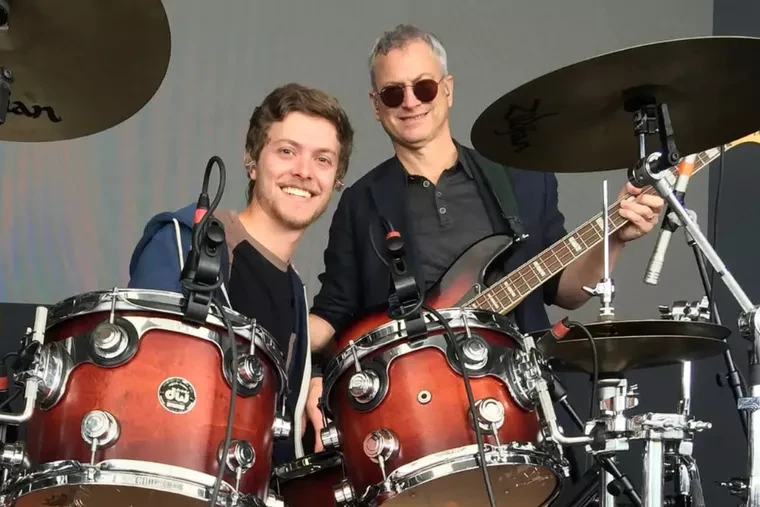 Gary Sinise y su hijo Mac, tocando para la banda de Gary, Lt. Dan Band.?w=200&h=150