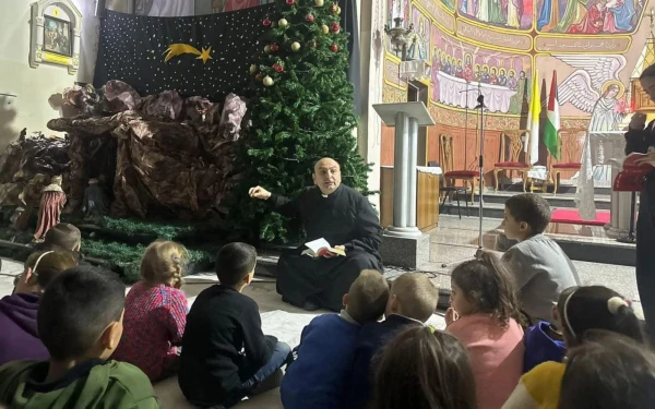 Catequesis para niños sobre el belén y el árbol de Navidad en la iglesia de la Sagrada Familia en Gaza, dirigida por el párroco, P. Gabriel Romanelli, en diciembre de 2024. Crédito: Cortesía del P. Gabriel Romanelli.