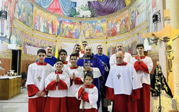 Los sacerdotes de la parroquia latina de la Sagrada Familia en Gaza con el grupo de monaguillos en diciembre de 2024. Crédito: Cortesía del P. Gabriel Romanelli.