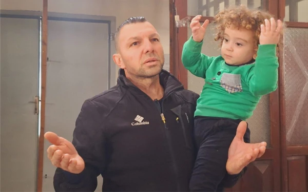 Un padre reza con su hijo pequeño en la iglesia latina de la Sagrada Familia en Gaza, en diciembre de 2024. Crédito: Cortesía del P. Gabriel Romanelli.