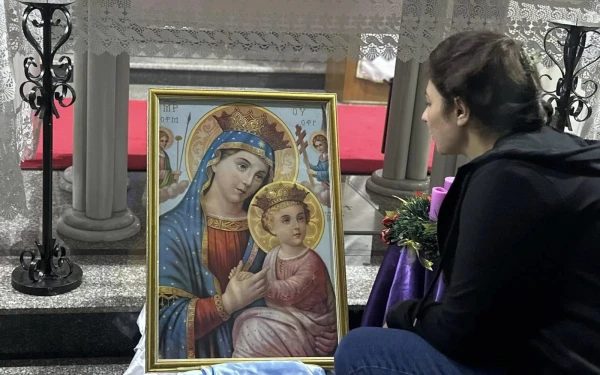 Una joven refugiada en la parroquia Latina de la Sagrada Familia en Gaza reza ante la imagen de la Virgen María en la solemnidad de la Inmaculada Concepción, el 8 de diciembre de 2024. Crédito: Cortesía del P. Gabriel Romanelli.