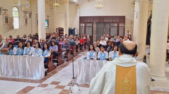 El P. Gabriel Romanelli se dirige a su feligresía en la parroquia Sagrada Familia de Gaza.