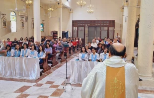 El P. Gabriel Romanelli se dirige a su feligresía en la parroquia Sagrada Familia de Gaza. Crédito: Patriarcado Latino de Jerusalén.