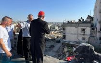 El Cardenal Pizzaballa durante su visita pastoral a Gaza, en may de 2024.