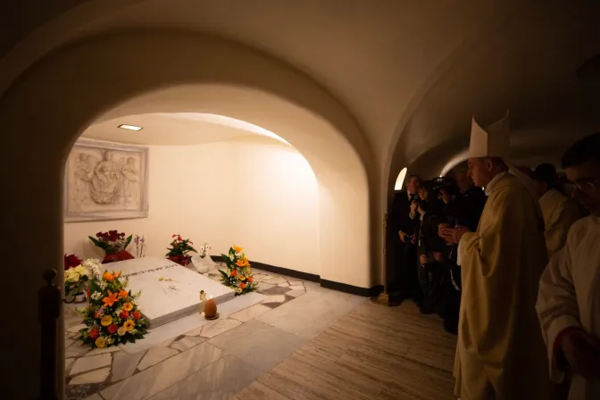 Mons. Georg Gänswein ante la tumba de Benedicto XVI.