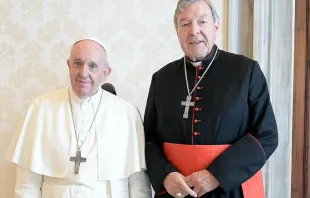 El Papa Francisco junto al Cardenal George Pell. Crédito: Vatican Media. 