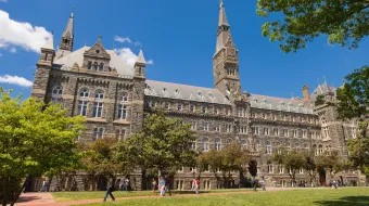 La Universidad de Georgetown, ubicada en Washington D.C., es la universidad católica y jesuita más antigua del país.