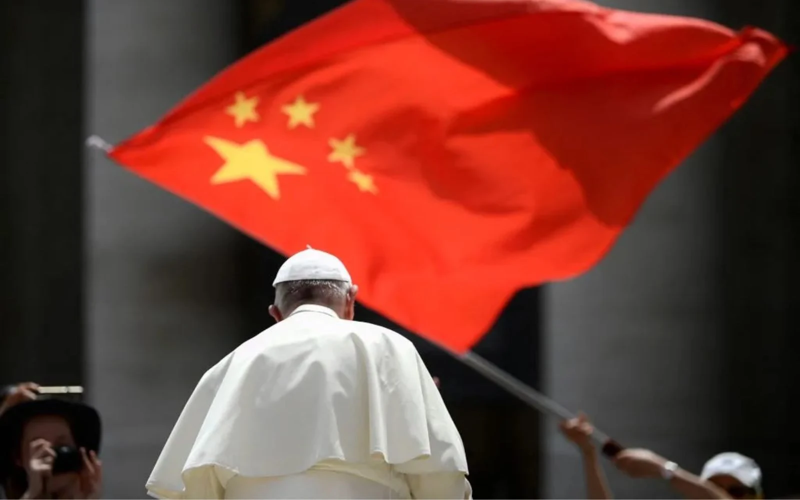 Un fiel ondea la bandera de China mientras el Papa Francisco se retira después de la Audiencia General semanal, el 12 de junio de 2019 en la Plaza de San Pedro en el Vaticano.?w=200&h=150