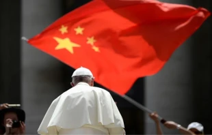 Un fiel ondea la bandera de China mientras el Papa Francisco se retira después de la Audiencia General semanal, el 12 de junio de 2019 en la Plaza de San Pedro en el Vaticano. Crédito: FILIPPO MONTEFORTE/AFP vía Getty Images.