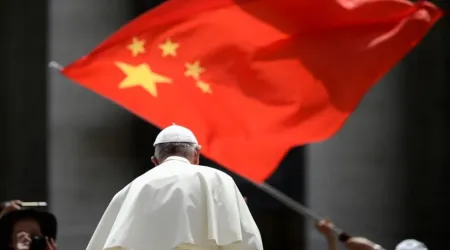 Papa Francisco y bandera de China.