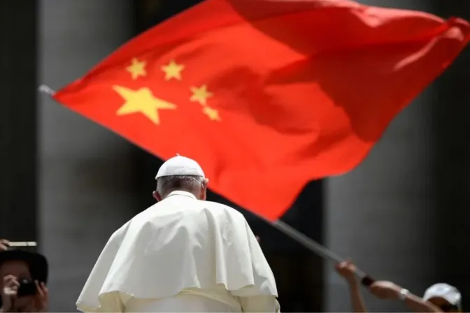 Papa Francisco y bandera de China.