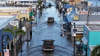 Las aguas inundan la calle principal de Tarpon Springs, Florida, después de que el huracán Helene pasara mar adentro el 27 de septiembre de 2024. El huracán Helene tocó tierra el jueves por la noche en el Big Bend de Florida con vientos de hasta 225 km/h y marejadas ciclónicas.