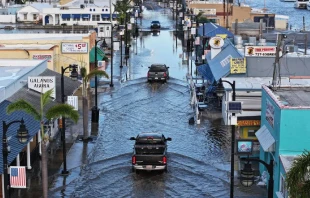 Las aguas inundan la calle principal de Tarpon Springs, Florida, después de que el huracán Helene pasara mar adentro el 27 de septiembre de 2024. El huracán Helene tocó tierra el jueves por la noche en el Big Bend de Florida con vientos de hasta 225 km/h y marejadas ciclónicas. Crédito: Joe Raedle/Getty Images.