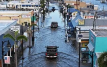 Las aguas inundan la calle principal de Tarpon Springs, Florida, después de que el huracán Helene pasara mar adentro el 27 de septiembre de 2024. El huracán Helene tocó tierra el jueves por la noche en el Big Bend de Florida con vientos de hasta 225 km/h y marejadas ciclónicas.