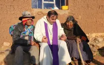 Mons. Giovanni Cefai junto a pobladores de Huancané