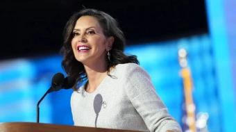 La gobernadora de Michigan, Gretchen Whitmer, habla en el escenario durante el último día de la Convención Nacional Demócrata en el United Center el 22 de agosto de 2024, en Chicago.