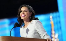 La gobernadora de Michigan, Gretchen Whitmer, habla en el escenario durante el último día de la Convención Nacional Demócrata en el United Center el 22 de agosto de 2024, en Chicago.