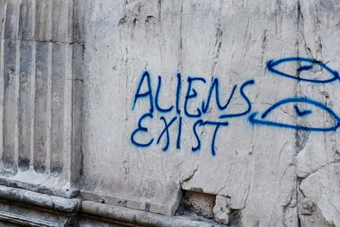Sacerdote lamenta grafiti sobre “extraterrestres” en histórica iglesia de Roma