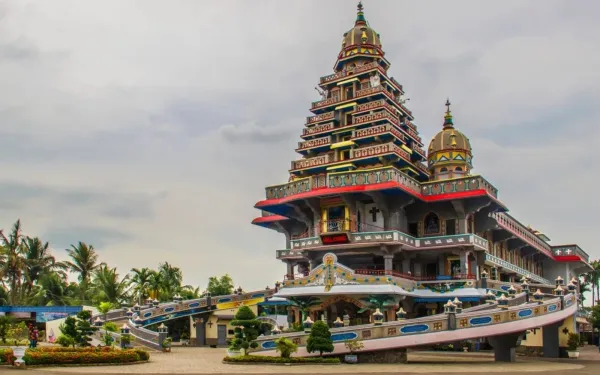 Iglesia Graha Maria Annai Velangkanni, una iglesia católica de estilo indio-mogol en Medan, Indonesia. Crédito: MarlonH/Shutterstock.