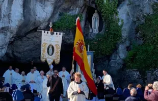 La Hospitalidad de Lourdes de Madrid en la gruta de Massabielle (Francia). Crédito : Nicolás de Cárdenas.