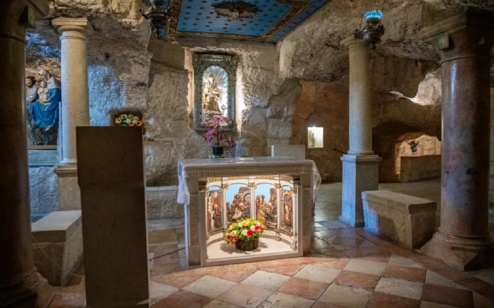 Interior de la Gruta de la Leche en Belén. Al fondo, la representación más conocida de Nuestra Señora de la Leche.?w=200&h=150