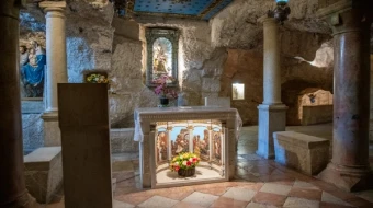 Interior de la Gruta de la Leche en Belén. Al fondo, la representación más conocida de Nuestra Señora de la Leche.