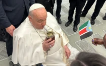 El momento en que el Papa Francisco prueba el mate que le ofreció Guadalupe.