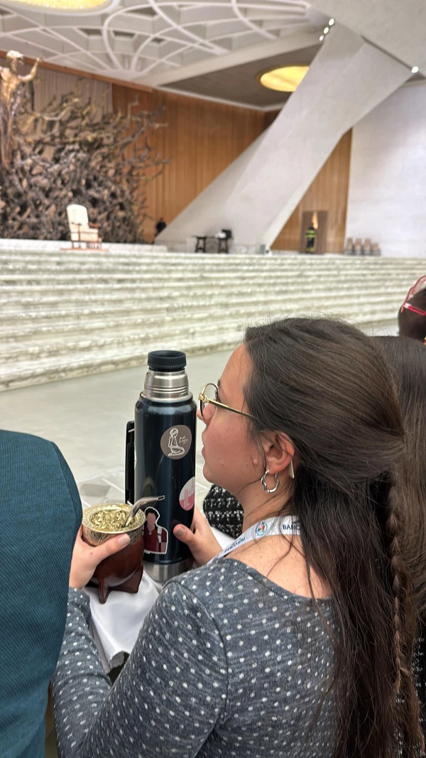 Guadalupe in the Paul VI classroom, with the Mate already prepared, before the audience of the communicators with Pope Francis. Credit: Courtesy Guadalupe García.