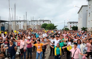 La comunidad de Ciudad Chávez reunida en torno al nuevo templo parroquial Crédito: ACN