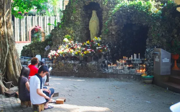 Gua Maria Sendangsono es un lugar de peregrinación en la aldea de Banjaroyo, en Yogyakarta. Crédito: Agustinus Argodiantoro/Shutterstock.