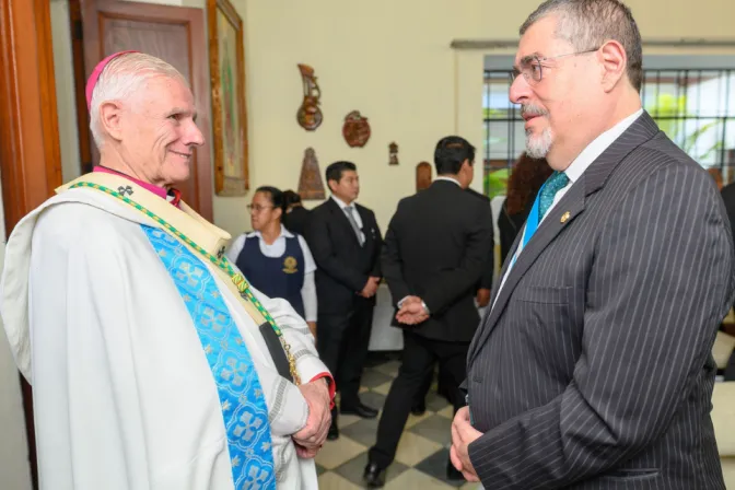 Mons. Gonzalo de Villa y Vásquez con Bernardo Arévalo