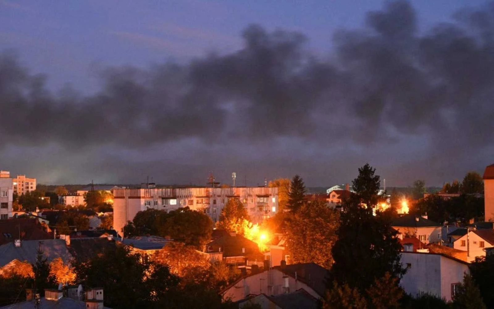 El humo negro se eleva sobre la ciudad después de los ataques con drones en la ciudad de Lviv, en el oeste de Ucrania, el 19 de septiembre de 2023, en medio de la invasión militar rusa a Ucrania. Los drones atacaron la ciudad de Lviv, en el oeste de Ucrania, a primera hora del 19 de septiembre, y se oyeron explosiones que provocaron un incendio en un almacén y dejaron al menos una persona herida.?w=200&h=150