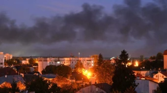 El humo negro se eleva sobre la ciudad después de los ataques con drones en la ciudad de Lviv, en el oeste de Ucrania, el 19 de septiembre de 2023, en medio de la invasión militar rusa a Ucrania. Los drones atacaron la ciudad de Lviv, en el oeste de Ucrania, a primera hora del 19 de septiembre, y se oyeron explosiones que provocaron un incendio en un almacén y dejaron al menos una persona herida.